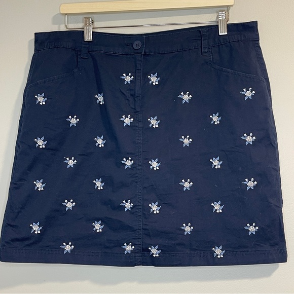 Karen Scott Pants - KAREN SCOTT SKORT. SIZE 14 BLUE W/SMALL EMBROIDERED FLOWERS. COTTAGE CORE VIBE